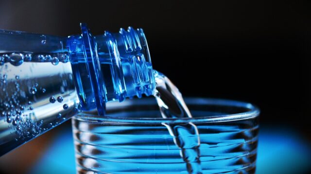 筋トレ中の水分補給が筋肉に与える影響｜パフォーマンスを最大化する飲み方とは